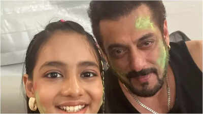Salman Khan spends Holi on the set of 'Sikandar'