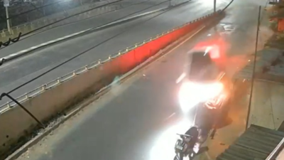 Driver dies of suspected heart attack before crashing into 9 vehicles in Maharashtra's Kolhapur