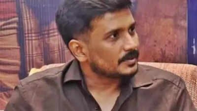 When director S U Arunkumar cut classes and braved lathi blows to watch Vikram's 'Dhool'!