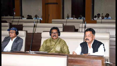 Unprecedented in assembly: 2 mins engage in war of words