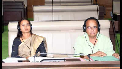 Unprecedented in assembly: 2 mins engage in war of words