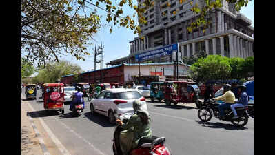 Traffic chaos on road next to SMS Hospital’s OPD