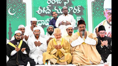 Andhra Pradesh chief minister Chandrababu Naidu attends iftar dinner, vows to protect Waqf board properties
