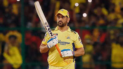 'MS Dhoni can't bat 10 overs running full stick'