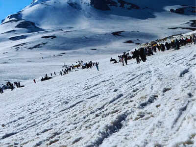 Zojila Pass reopens after 32 days after heavy snowfall: An impressive feat by the BRO