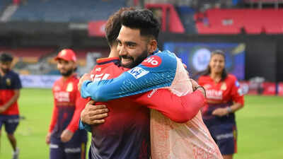 WATCH: Virat Kohli gives warm hug to ex-RCB teammate Mohammed Siraj ahead of showdown