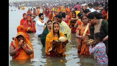 Devotees offer ‘arghya’ to setting sun on 3rd day of Chaiti Chhath