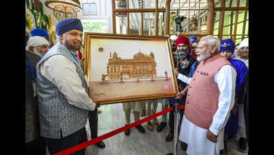 Thai Sikhs meet PM Modi, present hand-painted artwork