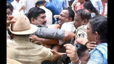 BJP blocks road to protest against jammer in jail