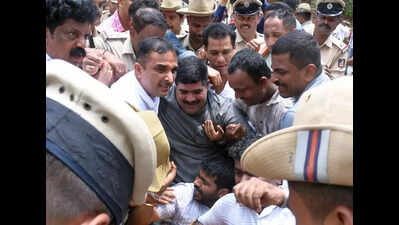 BJP blocks road to protest against jammer in jail