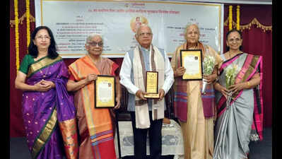 Asha Pande, Meera Khadakkar feted by Abhivyakti Sanstha