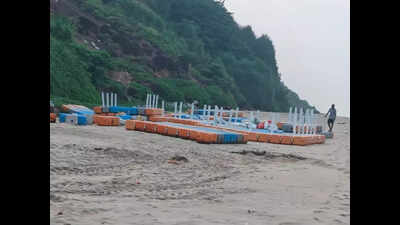 Activists protest floating bridge reinstallation