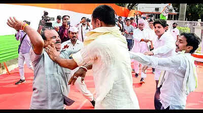 Dramatic clash of Congress workers in Rahul Gandhi’s presence in Bihar
