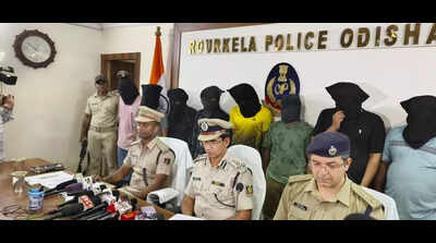 9 held for duping people through fake trading app