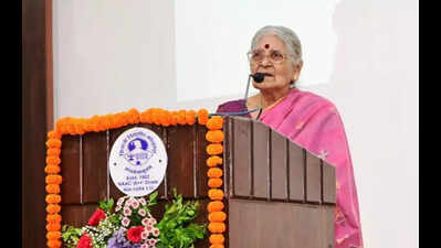 Dr Tara Bhawalkar honoured with Principal RK Kanbarkar Award at Shivaji University, Kolhapur