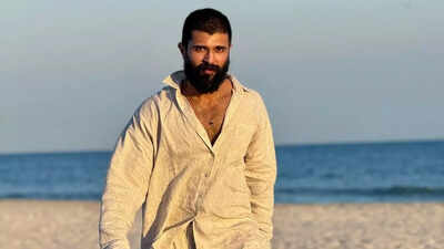 Vijay Deverakonda reacts to fan for hilariously advising him on how to save money in his clothing business