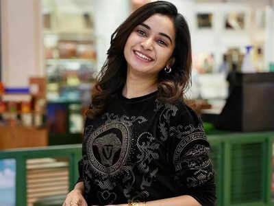 Did you know Mounam Pesiyadhe actress Fouzee acted in Rio Raj’s film Sweet Heart?