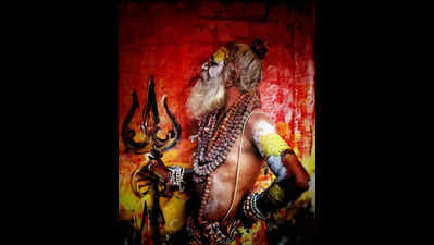 Speed painters capture essence of Kumbh Mela on canvas in Mangaluru