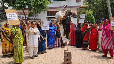 Activists burn Mamata Banerjee’s effigy over WB violence, seek her arrest