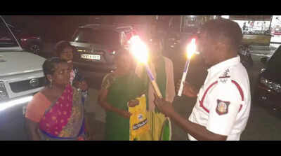Cops distribute reflective sticks to devotees on padayatra