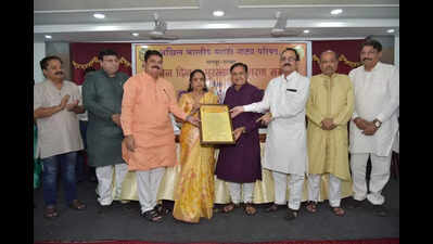 Veteran theatre artist Prabhakar Ambone honoured with lifetime achievement award