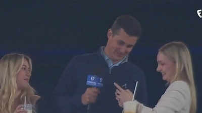 Atlanta Braves reporter flirts with fan and gets her number live on-air during Blue Jays game