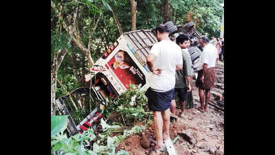 Karnataka native killed, 30 injured as bus carrying Sabarimala pilgrims overturns near Erumely