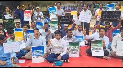 SSC protests continue in Kol, at Jantar Mantar
