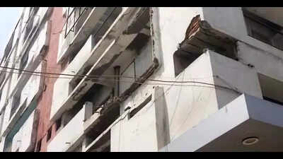 Concrete chunk falls on rickshaw in Alkapuri