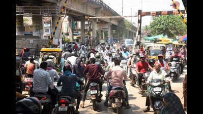 Pachpaoli Still Choked: Narrow Roads & Squatters Stall Traffic