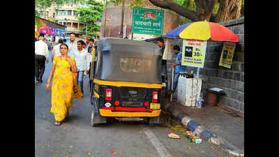 Residents irked as Pune Municipal Corporation’s drive against hawkers on roadsides and footpaths loses steam