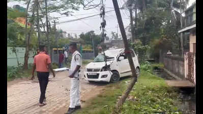 1 dies as car rams into electric pole