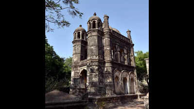 The legacy of two governors and their mausoleums