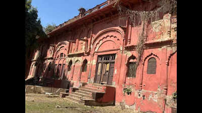 Lal Baradari, LU’s Nawabi era Building, on verge of crumbling