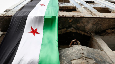Cash crunch leaves Syrians queueing for hours to collect salaries
