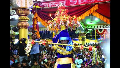 In a theatrical performance, 650 students of a Cujira school to depict state’s temple culture