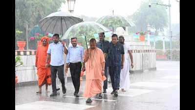 Yogi’s Janata Darshan amid heavy rain in Gkp
