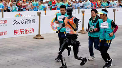 China's half-marathon makes history with the first humanoid robot race in a 21-kilometre racetrack
