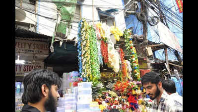 Hawkers’ display counters: Bikes, car bonnets, lamp posts, cables, railings