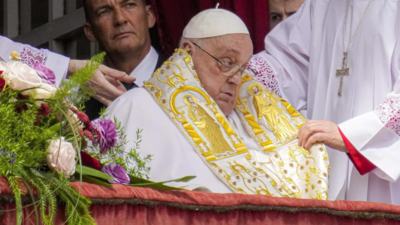 Pope Francis emerges from convalescence on Easter, delights crowd with popemobile tour