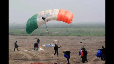 Dress rehearsal of aerobatics, skydiving by IAF teams leaves Patnaites in awe