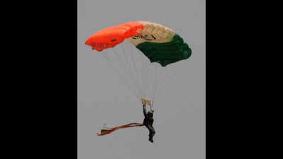 Dress rehearsal of aerobatics, skydiving by IAF teams leaves Patnaites in awe