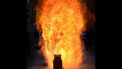 LPG cylinder explodes at Bhati, godown catches fire at Agassaim