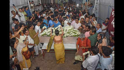 Sakherbazar’s Durga mandap farewell for para puja organiser
