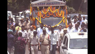 Thousands bid tearful adieu to Vizag banker killed in Pahalgam terror attack