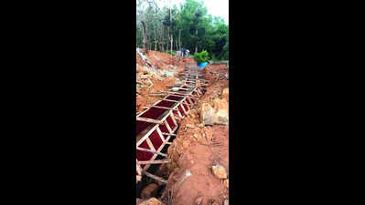 Talpona riverbank wall spurs opposition