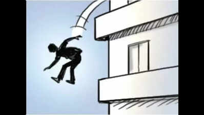 Man jumps off building to evade cops