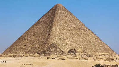 Farewell to the Pyramid of Giza’s glory: Thousands of tourists let down by the reality behind one of the Seven Wonders of the World