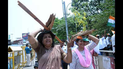 Congress holds protest against hike in prices of fuels in Mangaluru