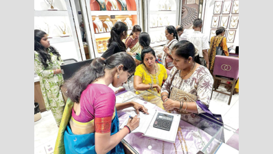 Gold price makes Akshaya Tritiya sales see-saw from slow to brisk